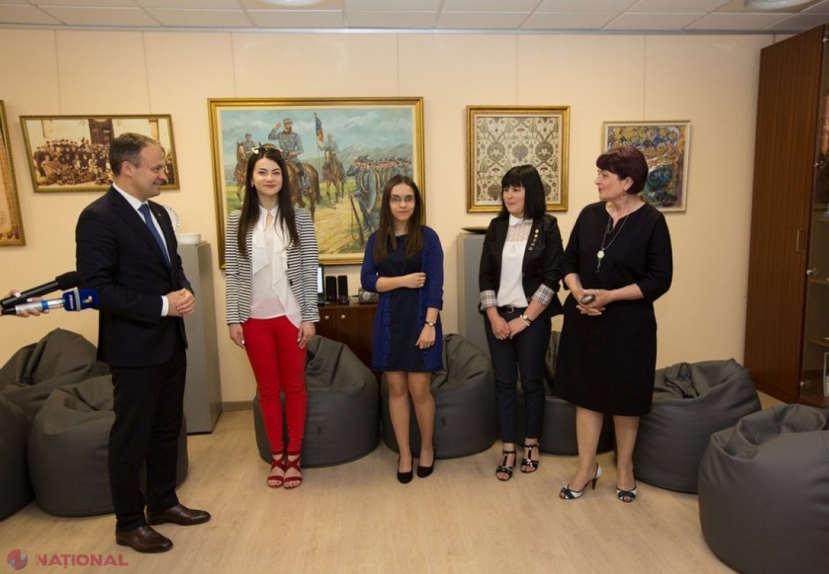 Patru STUDENTE de la Universitatea de Stat din Bălți „Alecu Russo” au primit Bursa președintelui Parlamentului. Pentru ce merite au primit câte 8000 de lei