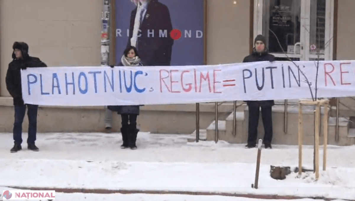 VIDEO // PAS, cu pancarte în fața hotelului unde are loc conferința „Georgia, R. Moldova și Ucraina: Parteneriatul Estic și provocările actuale de securitate”: „Principalul PERICOL este în interior”