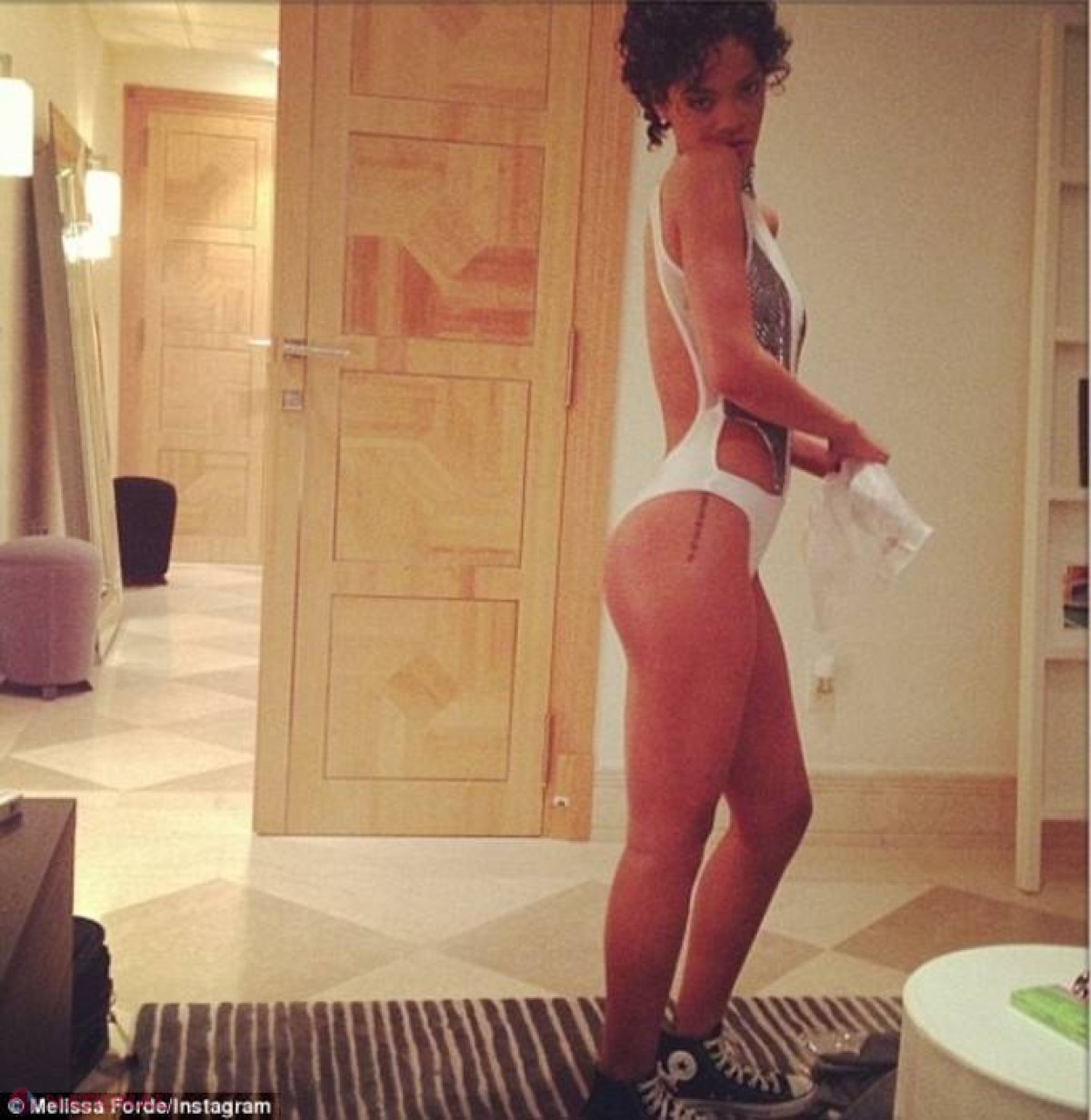 FOTO // Slabă ca o scândură și plină de tatuaje! Rihanna a șocat la ultima ei apariție publică