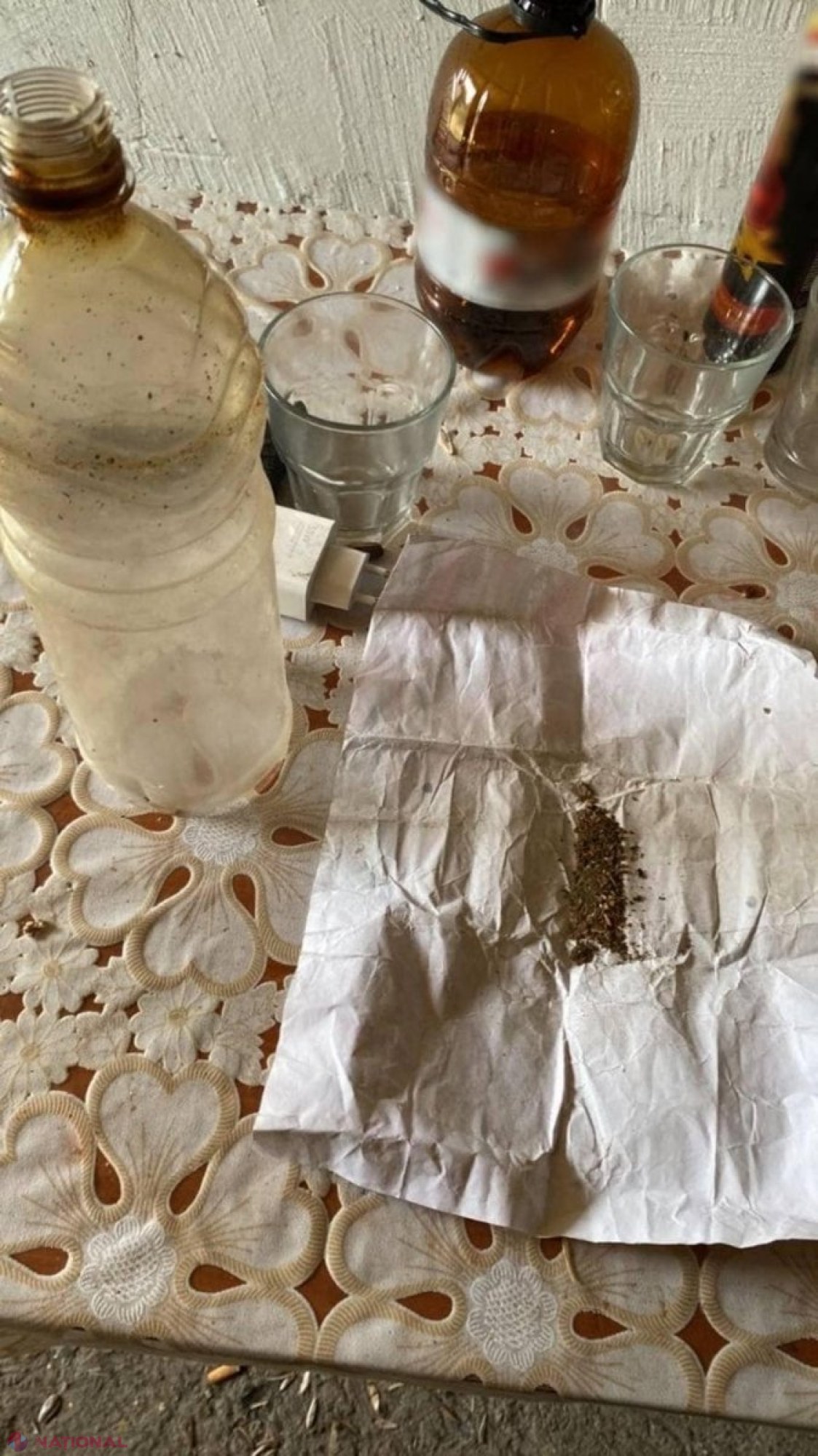 FOTO // Arme și droguri, depistate în gospodăriile a patru bărbați din nordul R. Moldova
