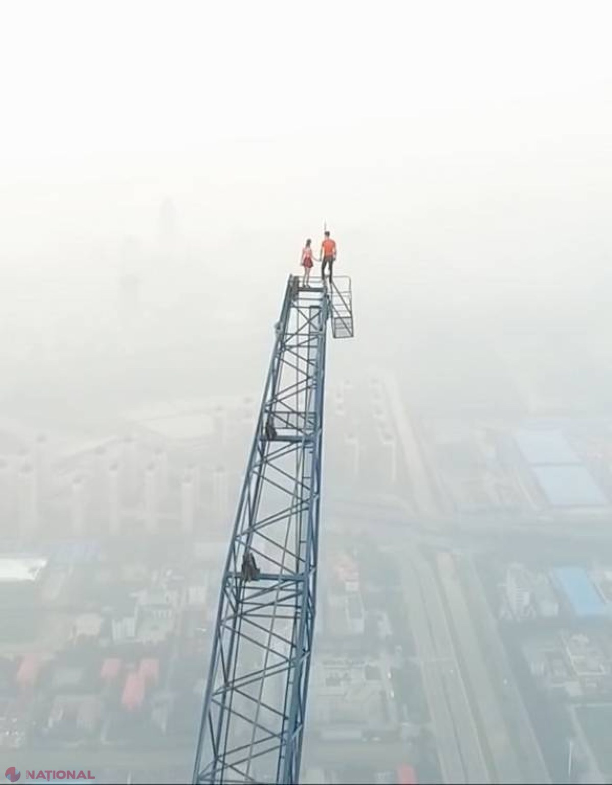 VIDEO // Imagini care îți taie răsuflarea! Și-a pus viața în pericol și a urcat pe cea mai înaltă clădire din lume. Ce a urmat este SENZAȚIONAL