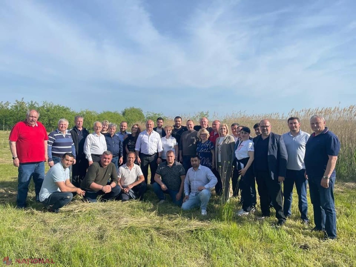 VIDEO // Socialiștii lui Dodon au dat start CHEFURILOR cu frigărui și băuturi alcoolice din belșug. Aceștia au venit la iazul de la Brăviceni cu mașini de LUX și au ÎMBRÂNCIT jurnaliștii prezenți la fața locului