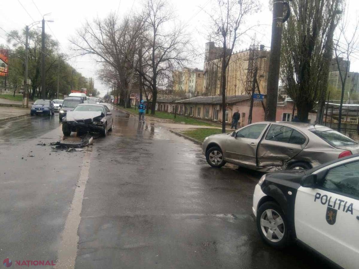 În plin centrul Chișinăului: Un biciclist și o femeie care traversa strada pe trecerea de pietoni, LOVIȚI de automobile