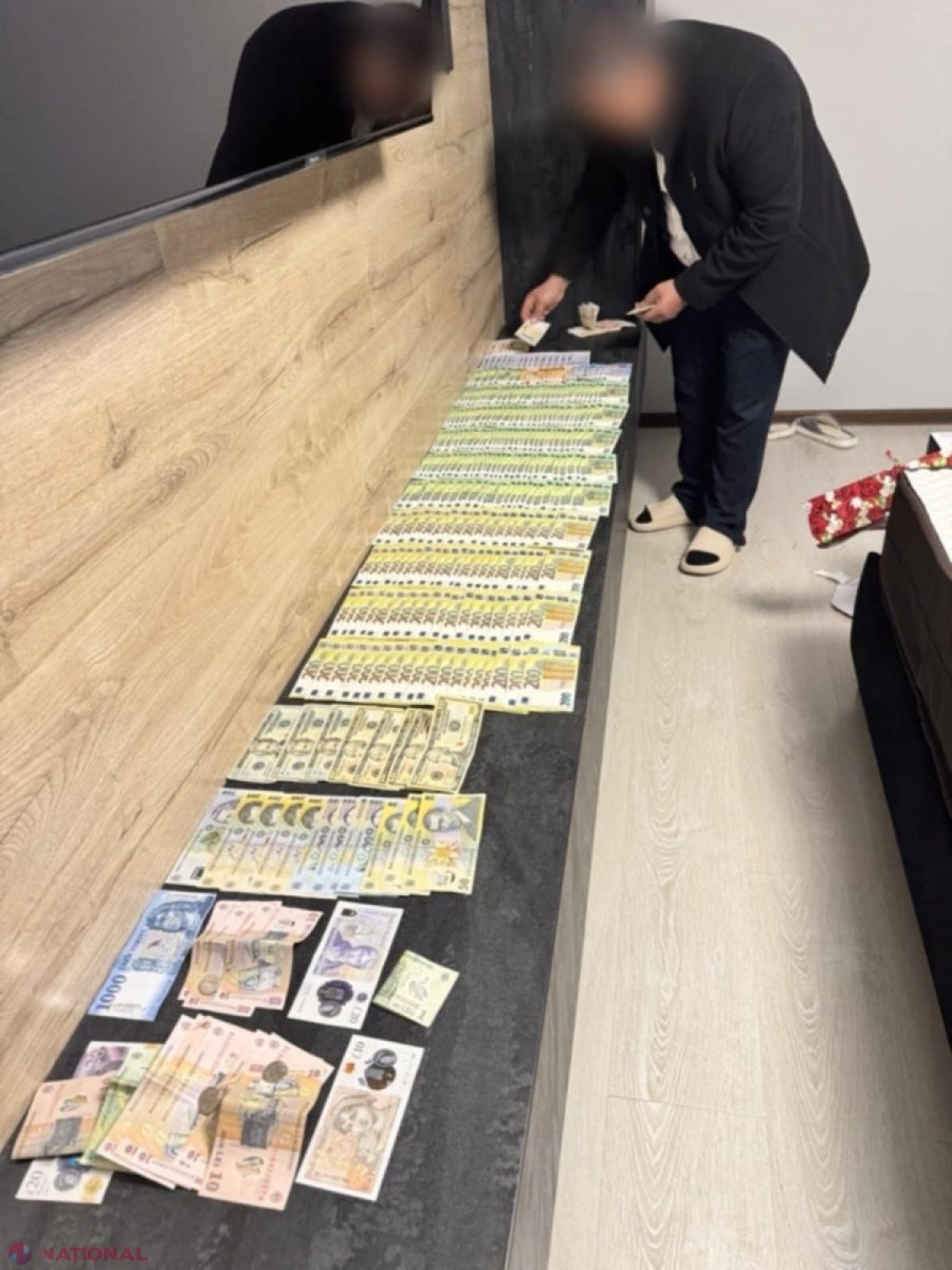 FOTO // Zeci de persoane intrau și ieșeau nestingherit din R. Moldova, chiar dacă aveau INTERDICȚIE în zona Schengen. Pentru acest „serviciu” plăteau unui bărbat din sudul republicii o taxă ilegală cuprinsă între 250 și 400 de euro