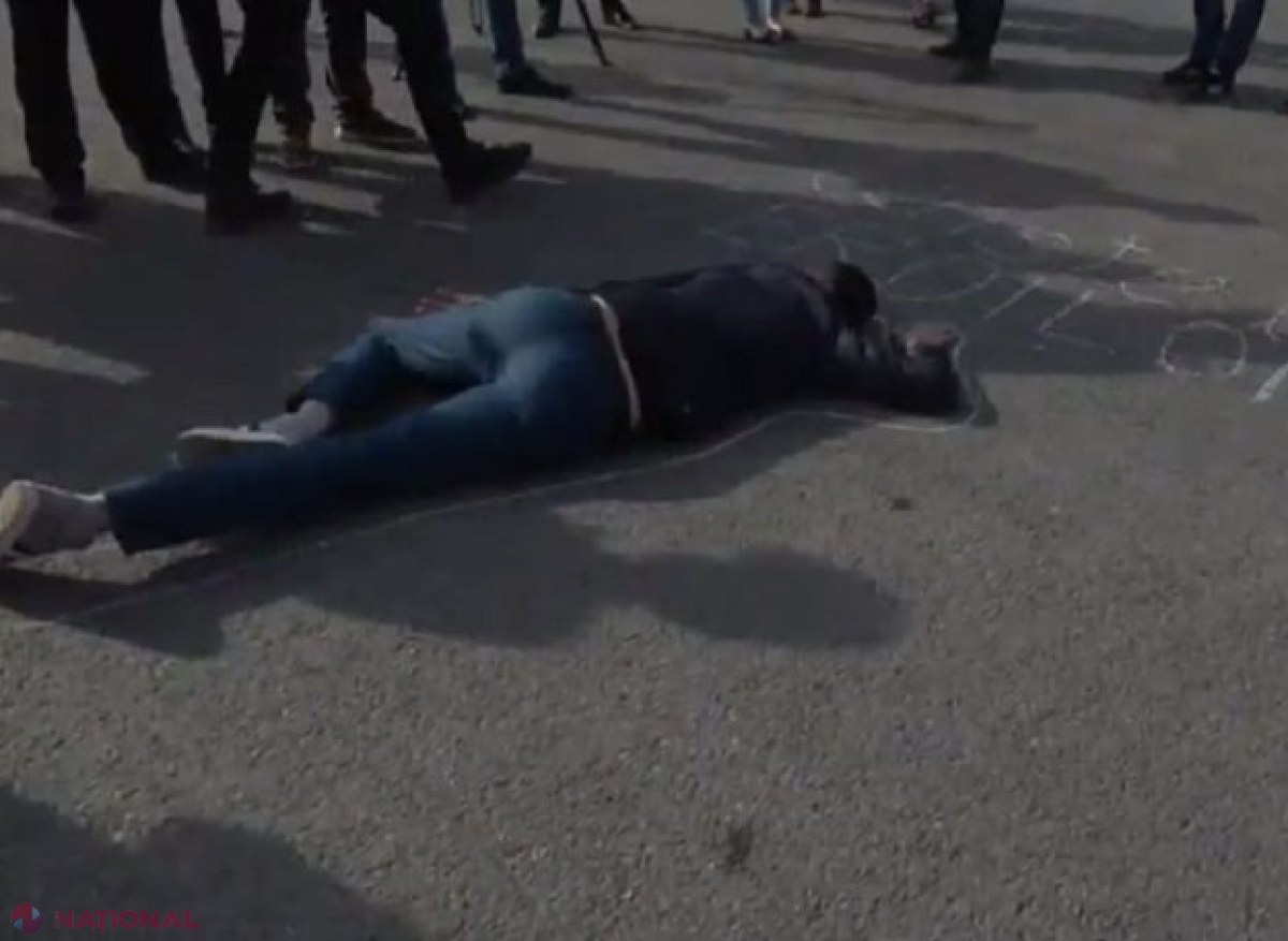 VIDEO // Tânăr „mort”, în centrul Chișinăului: Victimele protestelor de la 7 aprilie 2009, comemorate în Piața Marii Adunări Naționale 