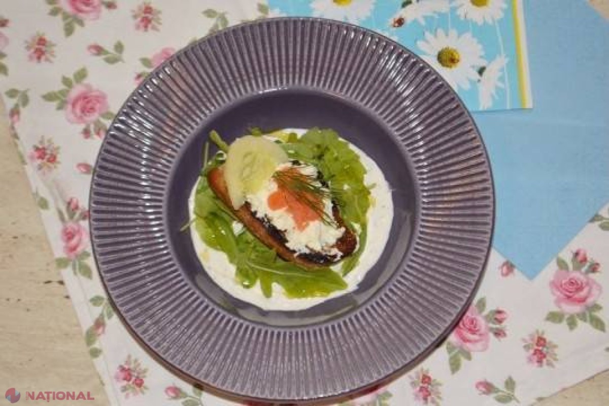Tartină cu somon, pe pat de ruccola cu dressing de smântână