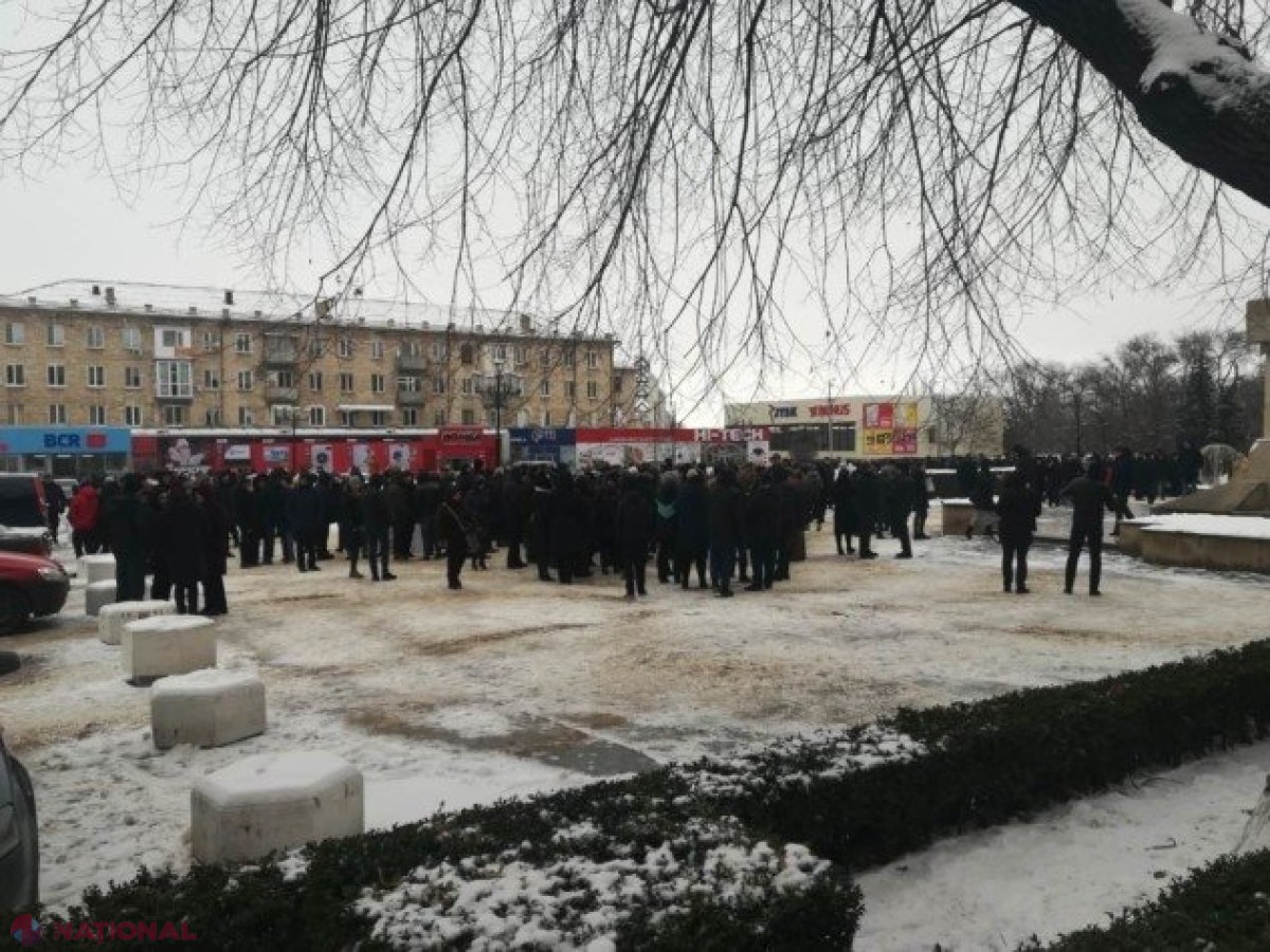 Proteste în fața Primăriei Bălți: „Ajunge să furați”