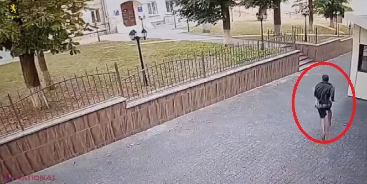VIDEO // Momentul în care un individ îi smulge din mâini portmoneul unui bărbat în plină zi, în centrul Chișinăului, surprins de camerele de supraveghere: Ce riscă hoțul