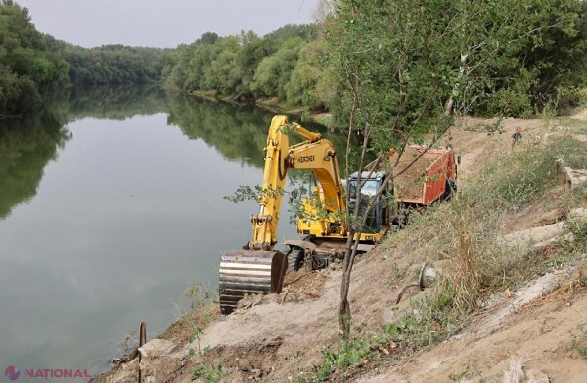 Locuitorii din Răscăieți, protejați în fața inundațiilor: Digul de protecție paralel albiei râului Nistru, în construcție