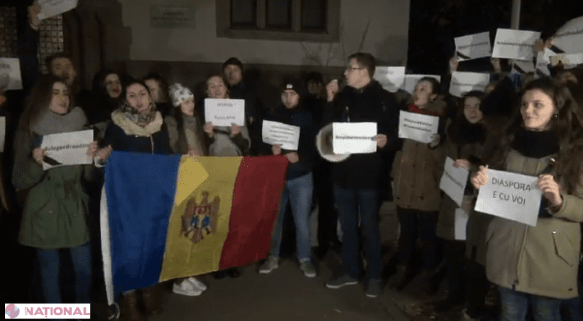 LIVE // Protest și la București. Zeci de tineri CONTESTĂ rezultatele alegerilor prezidențiale: „Nu vrem voturi inversate”. Răspunsul AMBASADORULUI