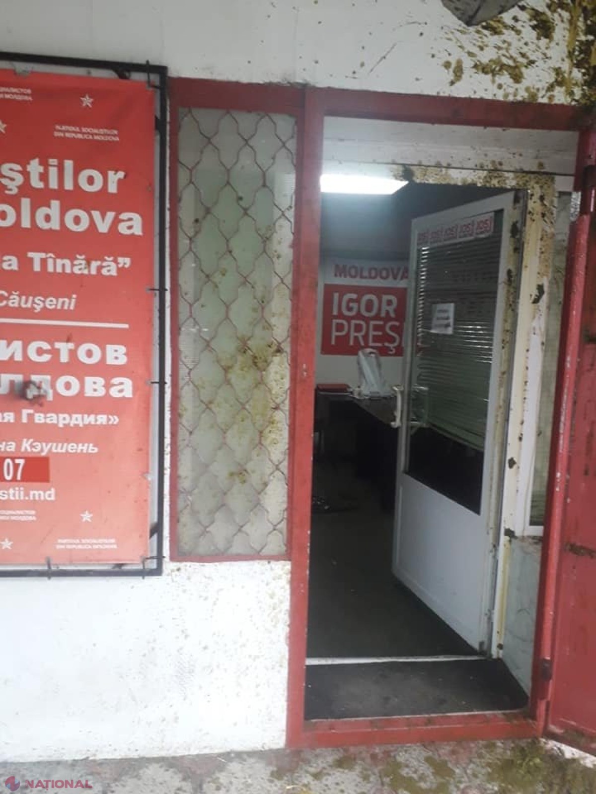 FOTO // Un „KULIOK” negru plin cu excremente a fost aruncat în interiorul oficiului PSRM din Căușeni. Un fost deputat socialist a încercat să dea vina pe Maia Sandu, însă și-a șters postarea de pe Facebook
