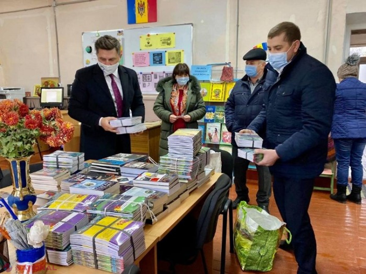 FOTO // Un deputat de la București împarte carte românească școlilor din R. Moldova