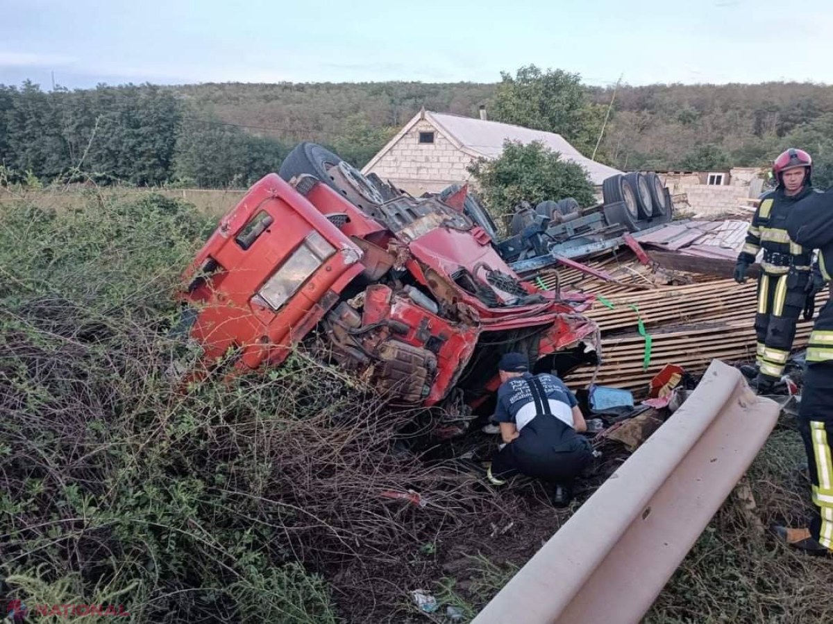 Autocamion, răsturnat la Anenii Noi: Şoferul, un cetățean ucrainean, a decedat pe loc