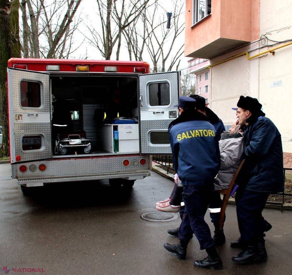 Chișinău // Pentru că îi era frică să stea singură acasă, o bătrână a cerut echipajului SMURD să o ducă la rude