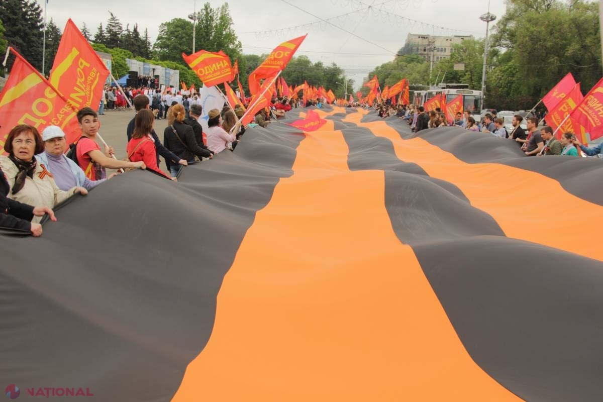 Reportaj FOTO // Mesaje PRO-RUSE și o panglică „Sf. Gheorghe” IMENSĂ, afișată în Piața Marii Adunări Naționale