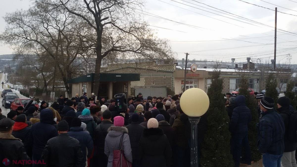 VIDEO // Peste o sută de locuitori ai satului Puhoi au protestat la Guvern: Cer deschiderea a zece curse de transport din sat 