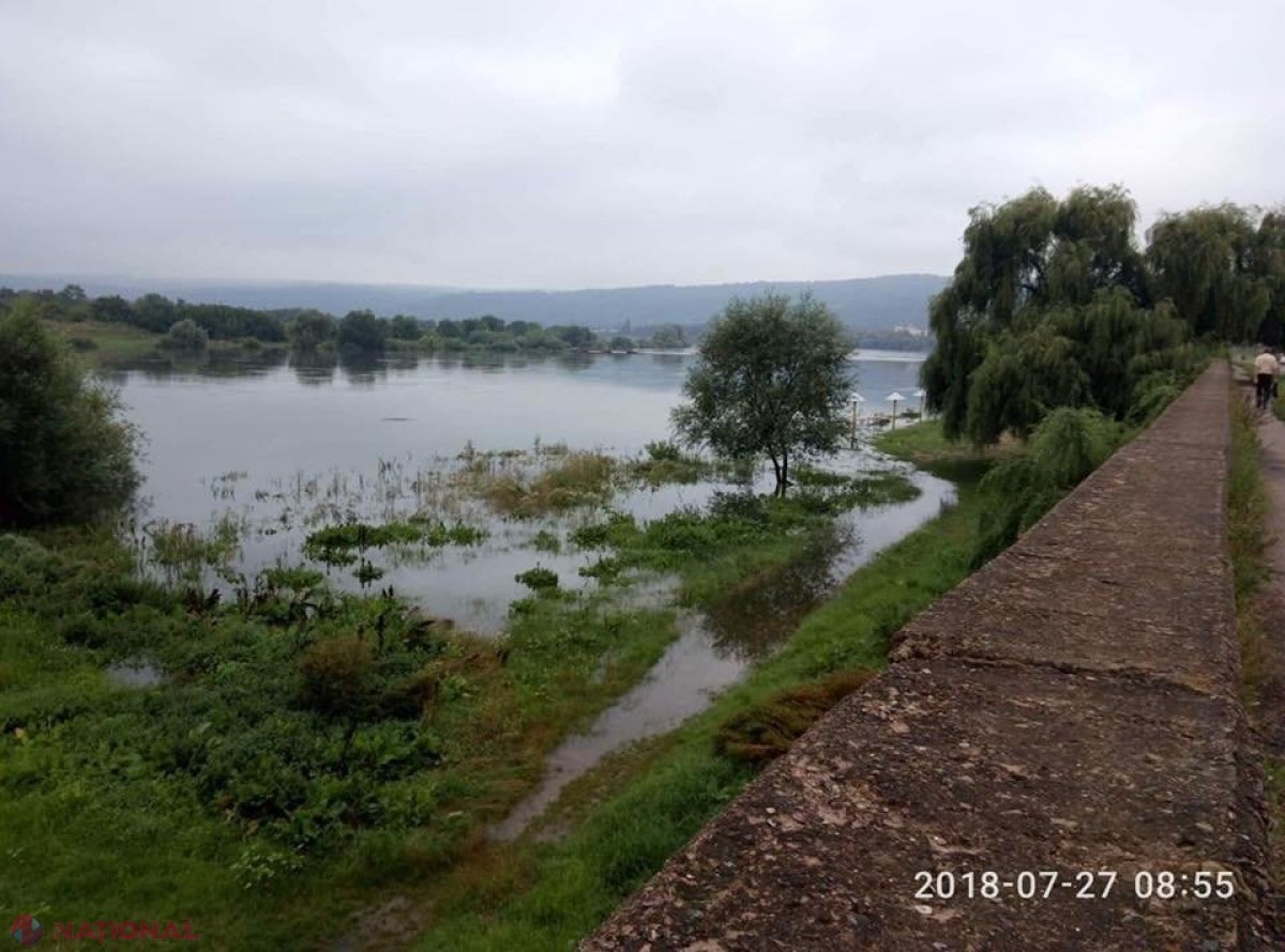 FOTO // Nistrul a INUNDAT plaja din Soroca: Băncile, felinarele, dar și postul vamal de tip debarcader - în apă!