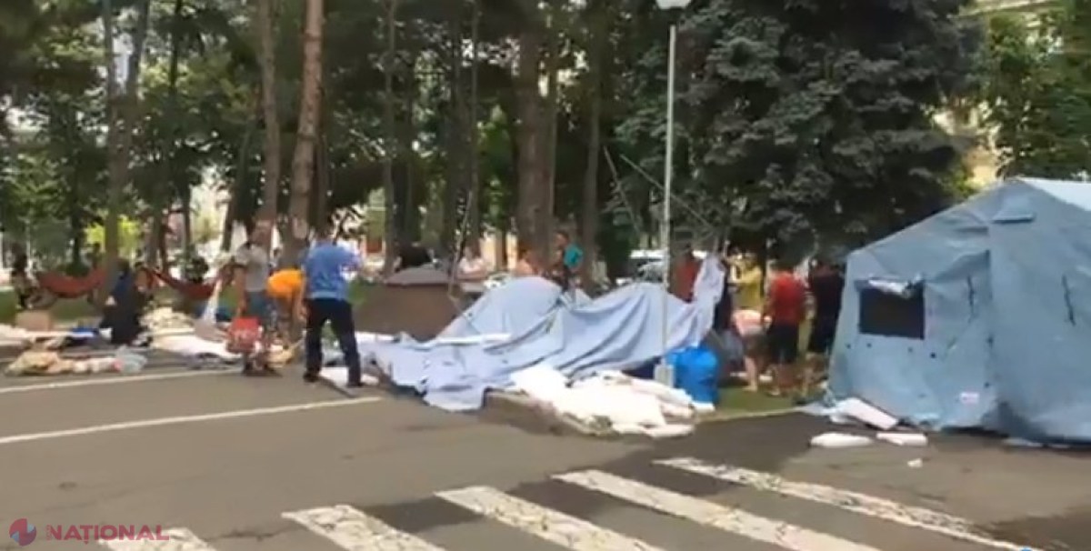 VIDEO // Manifestanții din fața Guvernului își strâng CORTURILE 