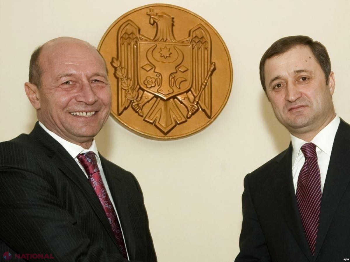 Președintele Băsescu le-a acordat DISTINCȚII lui Vlad Filat, deputatei Maria Ciobanu și scriitorului Iulian Filip