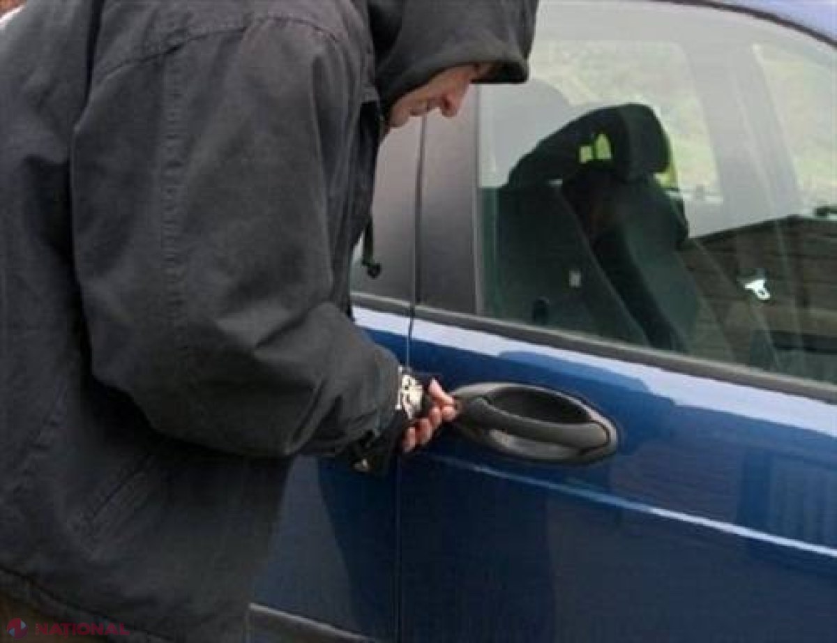 Neglijență // A rămas fără mașină după ce a lăsat cheile în interior