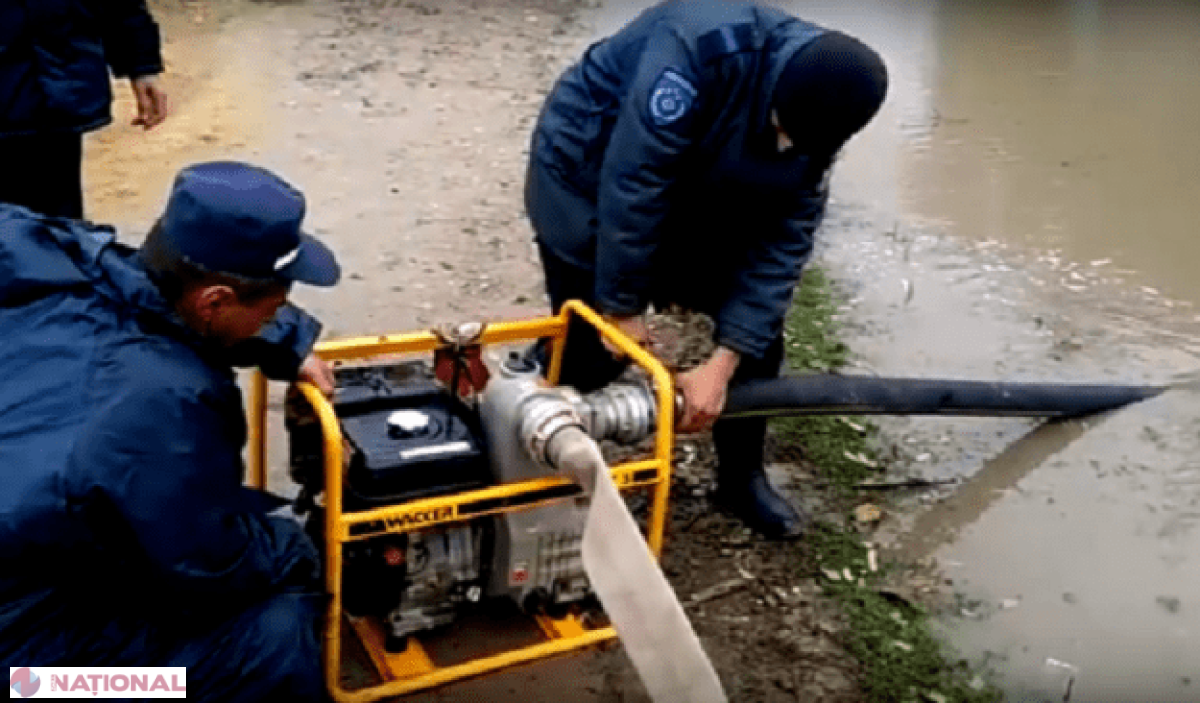 Zeci de gospodării din R. Moldova, INUNDATE, localități fără energie electrică și trenuri SUSPENDATE