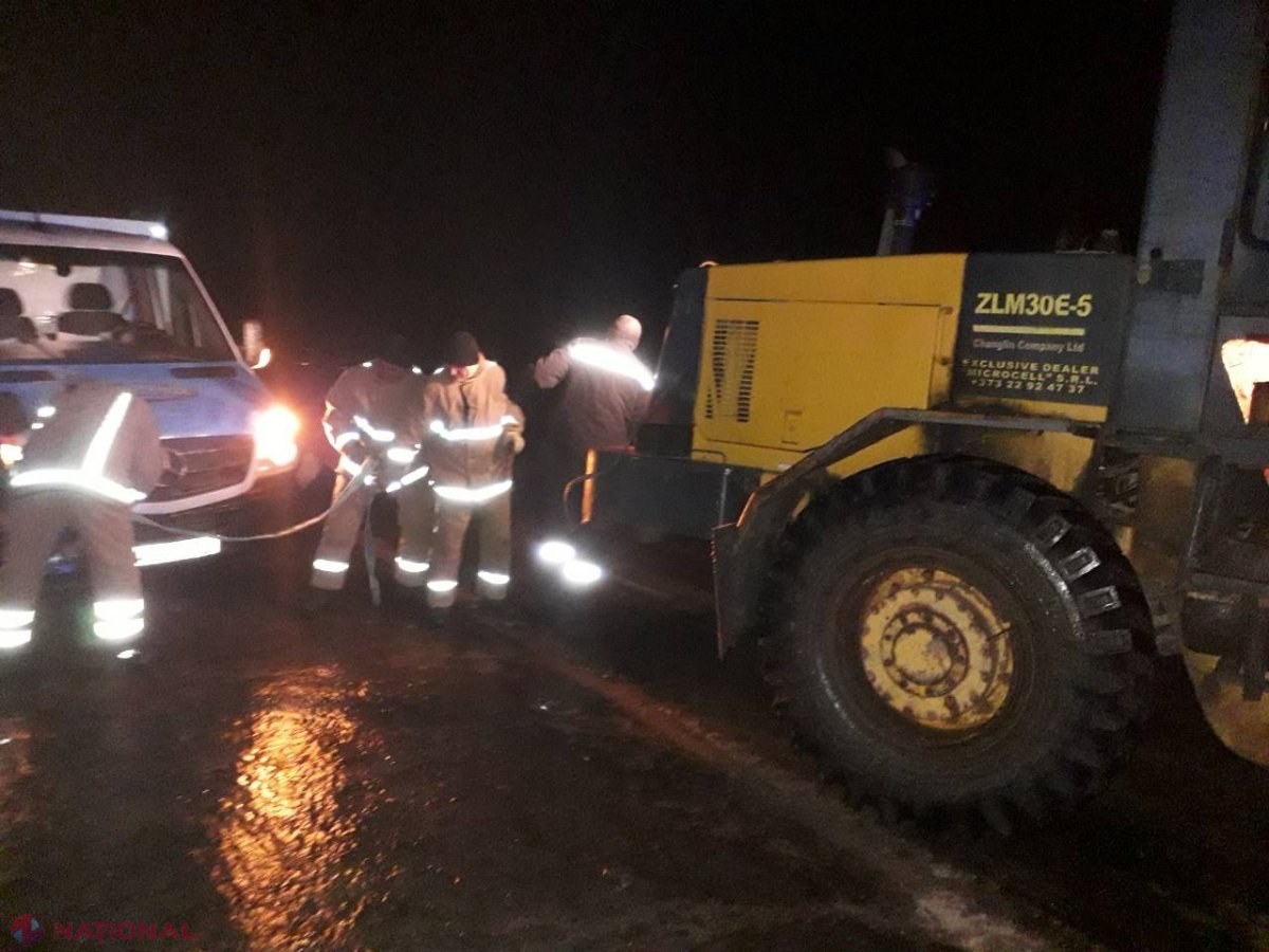 VIDEO // Zăpada le mai dă bătăi de cap șoferilor din R. Moldova: Zece mașini au derapat de pe trasee, iar o femeie însărcinată a fost salvată de angajații IGSU