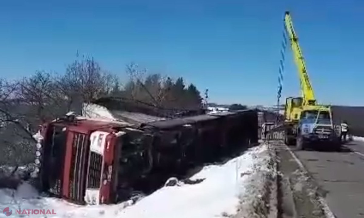 VIDEO // Un automobil plin cu BORCANE s-a răsturnat pe traseul Chișinău-Leușeni