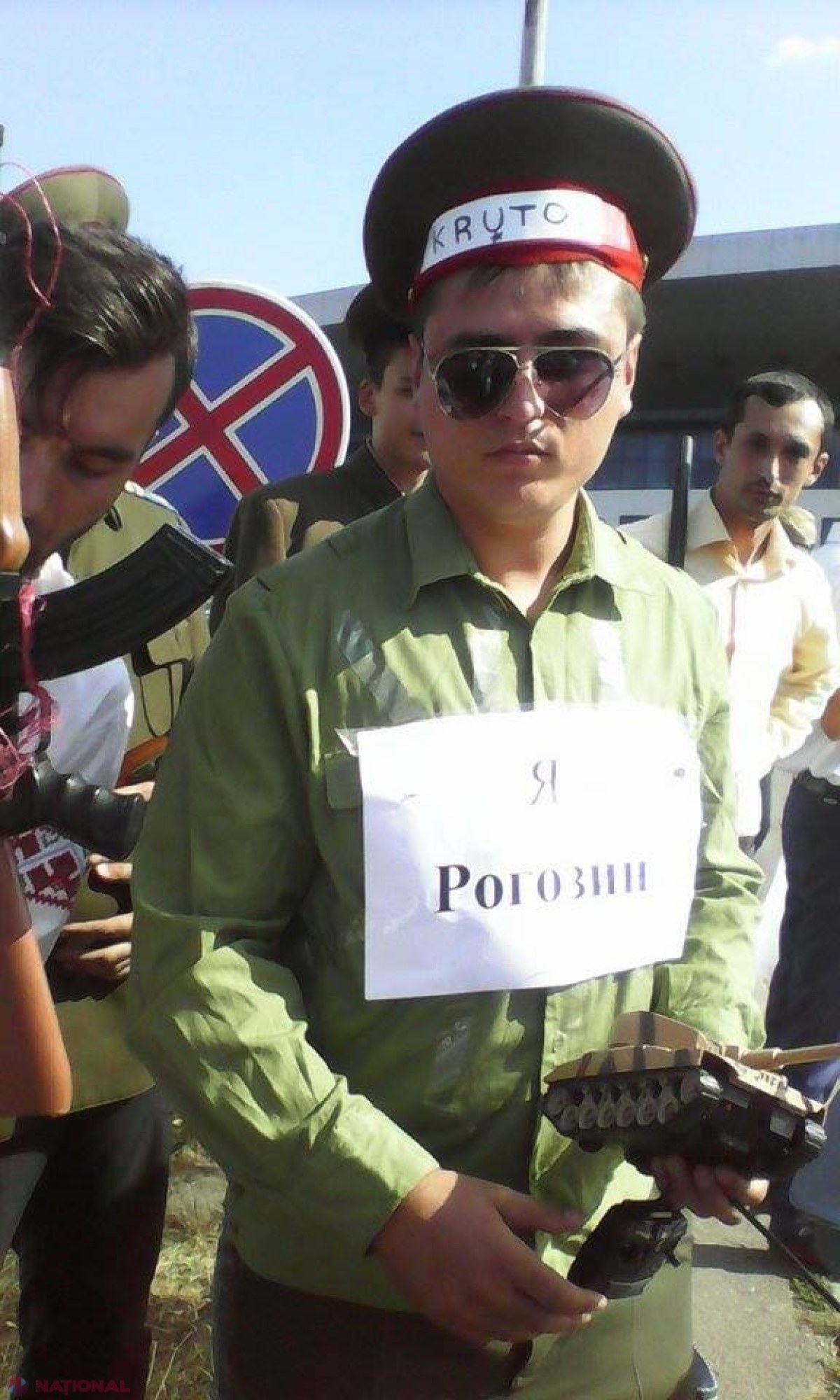 FOTO // Protestatari „ÎNARMAȚI”, în fața Aeroportului din Chișinău. Îl așteaptă pe Rogozin
