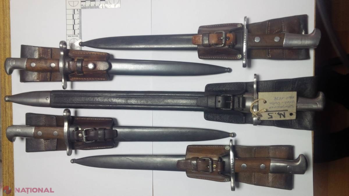 FOTO // O moldoveancă intenționa să aducă acasă cinci BAIONETE, vechi de peste 100 de ani: Trecută prin Coridorul Roșu