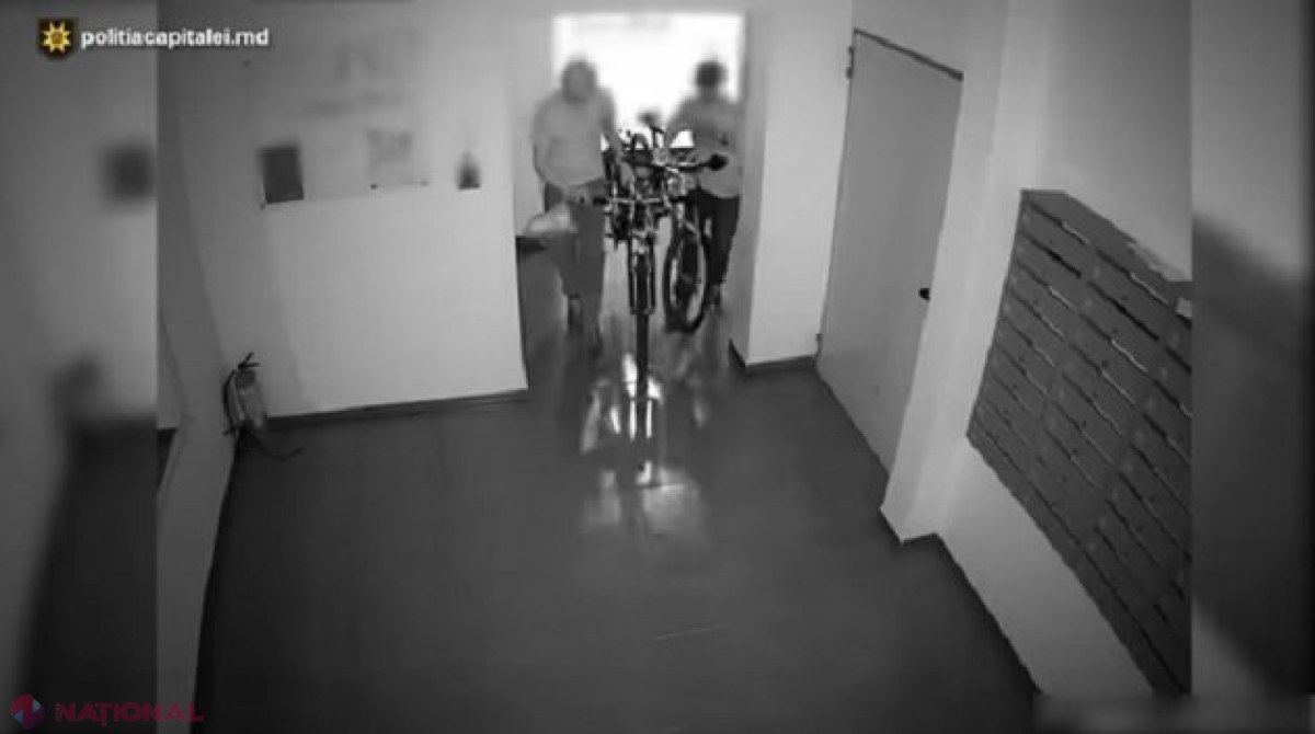 VIDEO // Momentul în care doi inși FURĂ din scara unui bloc din Chișinău două biliclete în valoare de 40 000 de lei: Poliția i-a prins