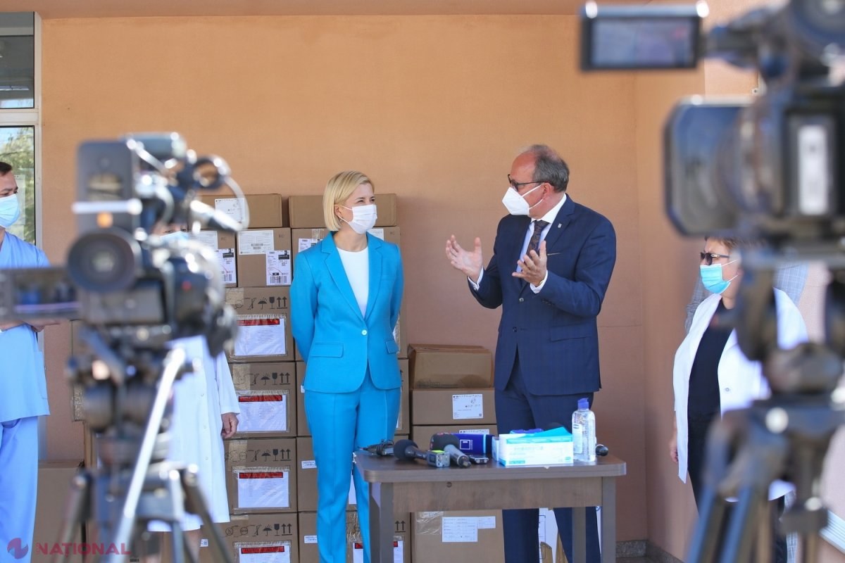 FOTO // Ambasada României a DONAT Spitalului raional din Comrat un lot de echipamente medicale, inclusiv de protecție, pentru combaterea COVID - 19