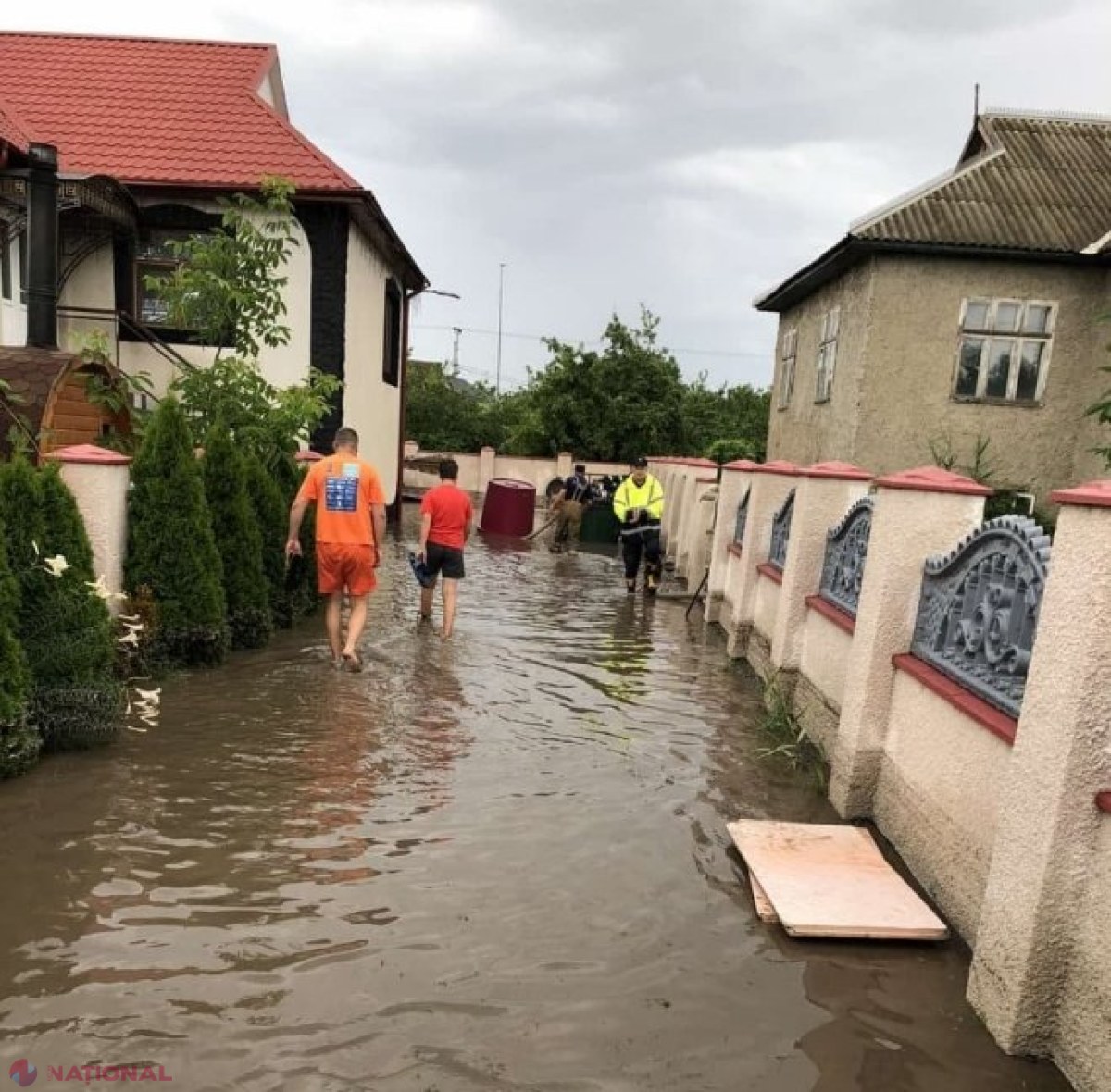 FOTO, VIDEO // Ploile puternice din ultima zi au inundat zeci de gospodării din mai multe raioane: Localitățile în care au fost chemați salvatorii să pompeze apa