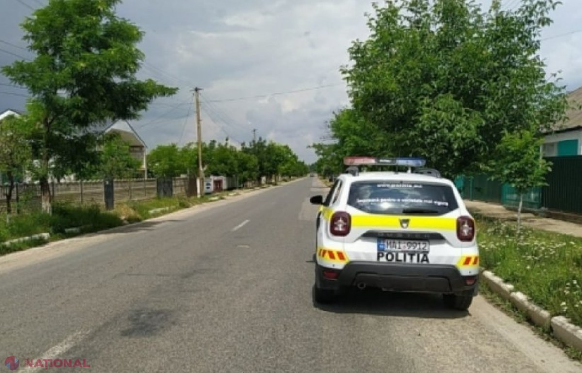 VIDEO // A avariat o mașină a Poliției și s-a oprit într-un pietroi: Un șofer beat, scos cu forța de la volan pe o stradă din Bălți