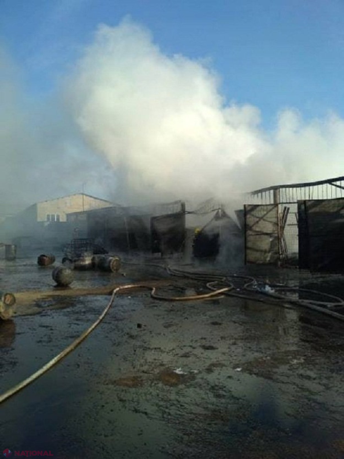 FOTO // Un depozit cu materiale PERICULOASE a luat foc în această dimineață la Vulcănești