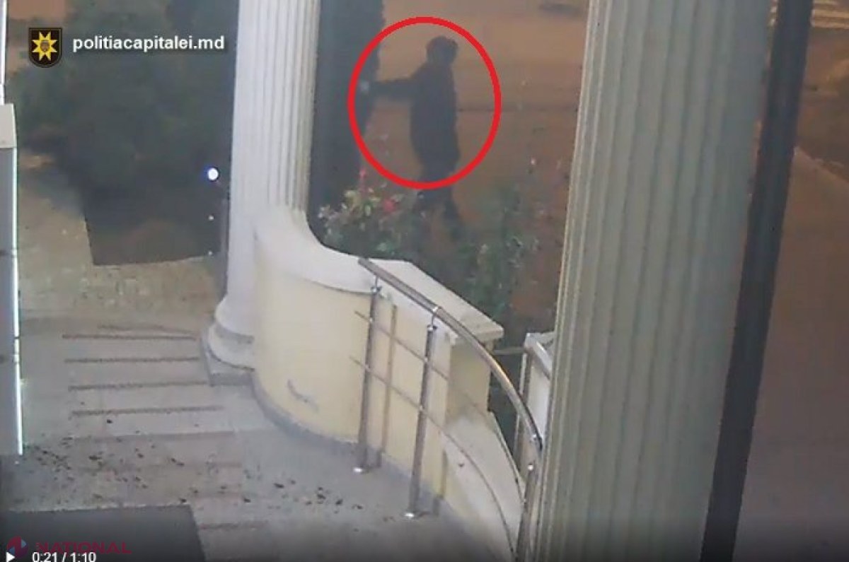 VIDEO // Poliția a indentificat individul care a VANDALIZAT imaginile cu medicii implicați în lupta cu pandemia de COVID-19, amplasate în centrul Chișinăului