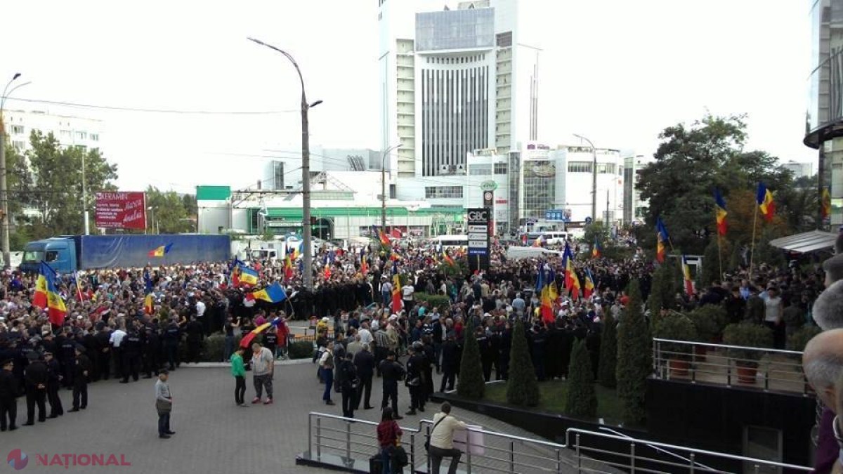 VIOLENȚE în fața clădirii de birouri a lui Vlad Plahotniuc. Provocatorii au aruncat cu pietre