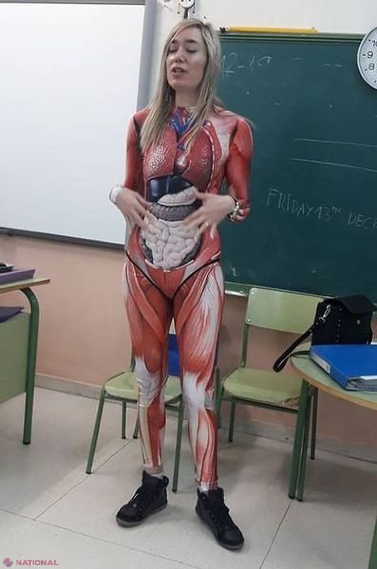FOTO, VIDEO // Cum a venit îmbrăcată o profesoară la școală! Elevii și colegii de catedră au crezut că nu văd bine