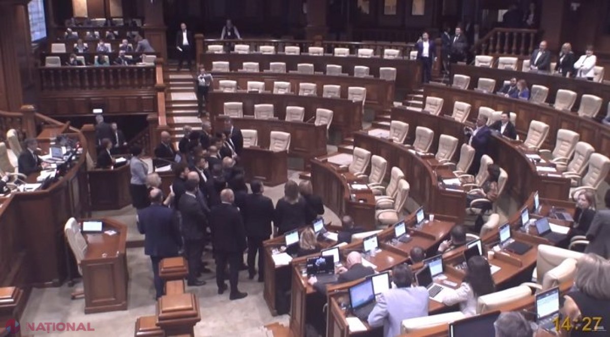 VIDEO, UPDATE // Îmbrânceli, huiduieli și cătușe în Parlament înainte de a dezbate subiectul prelungirii stării de urgență pe teritoriul R. Moldova: Opoziția prorusă a părăsit ședința