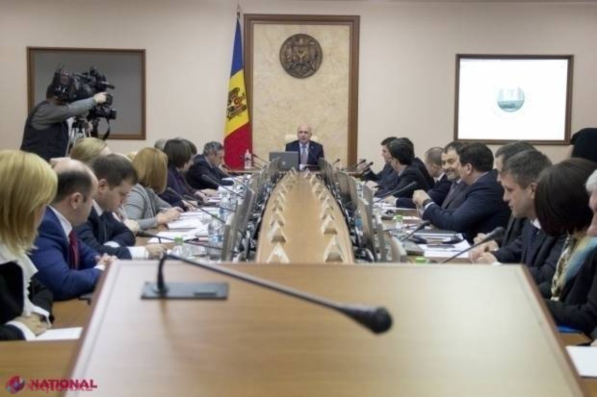 NOU // Funcționarii publici din R. Moldova ar putea să ALEAGĂ când să se prezinte la serviciu