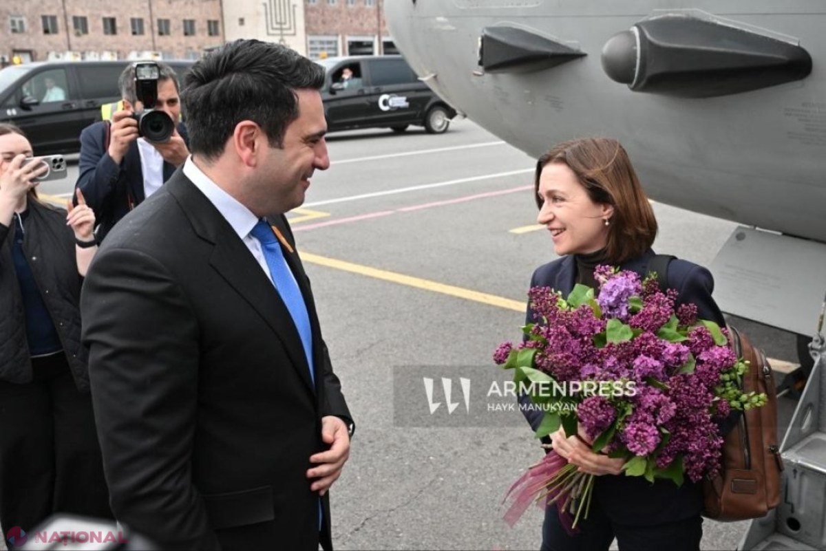 VIDEO // Președinta Maia Sandu a ajuns la Erevan. Șefa statului a fost întâmpinată cu flori