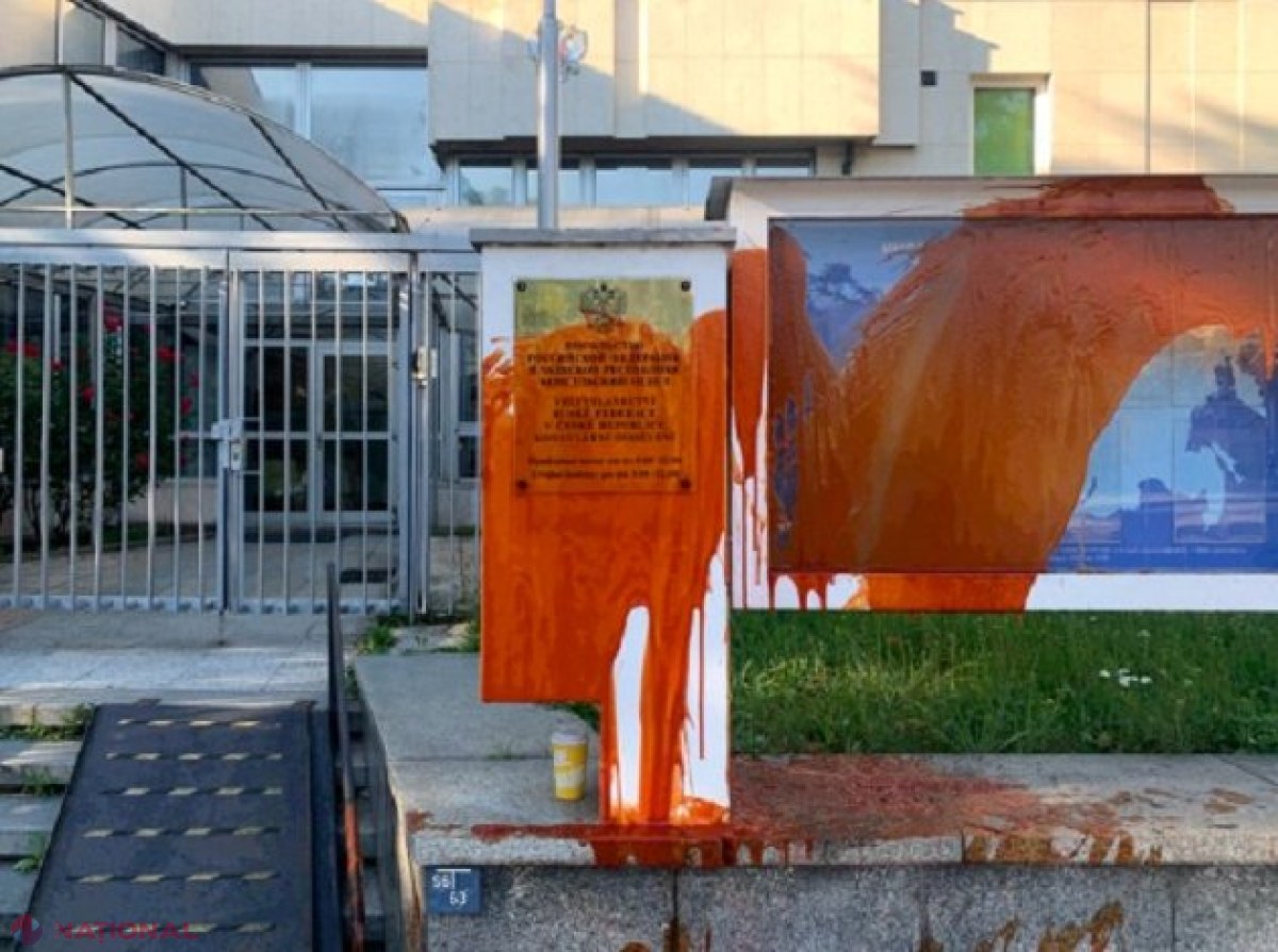 Ambasada Rusiei din Cehia, stropită cu „sânge” după atacul cu rachete asupra Ucrainei care a ucis 41 de civili
