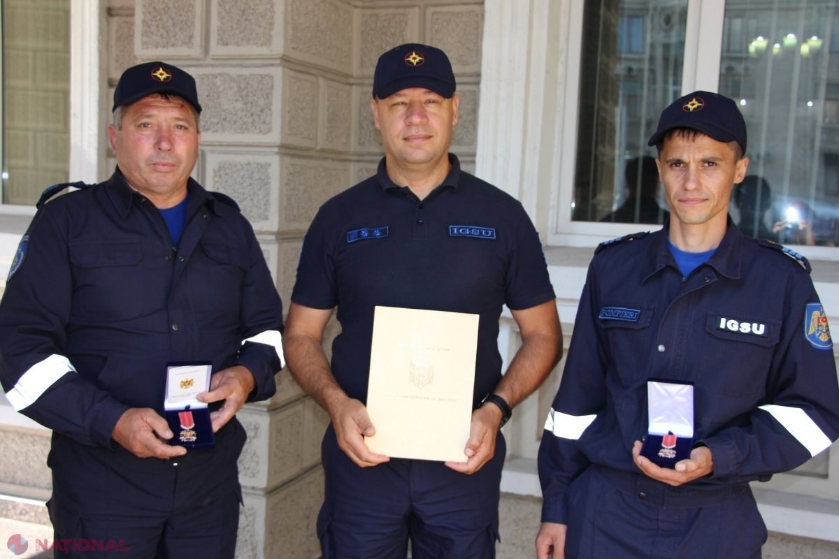 Pompierii care au salvat doi copii din FLĂCĂRI la Căușeni, DECORAȚI