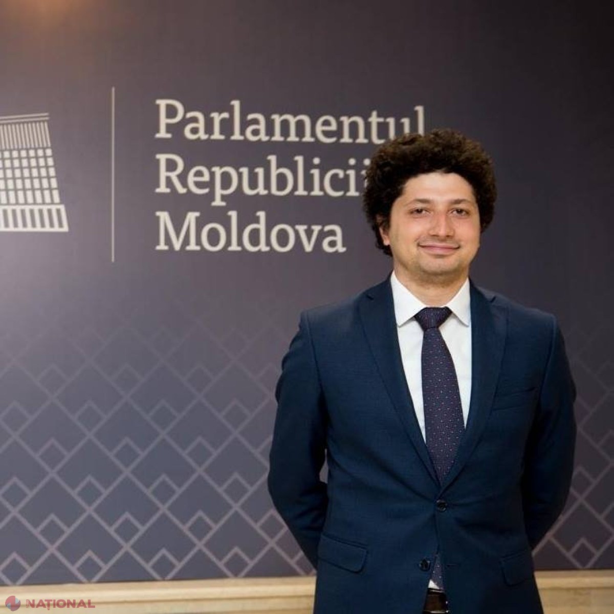 FOTO // Unor DEPUTAȚI le arde de glume în Parlament: „AMUȘ tăt rezolvăm”