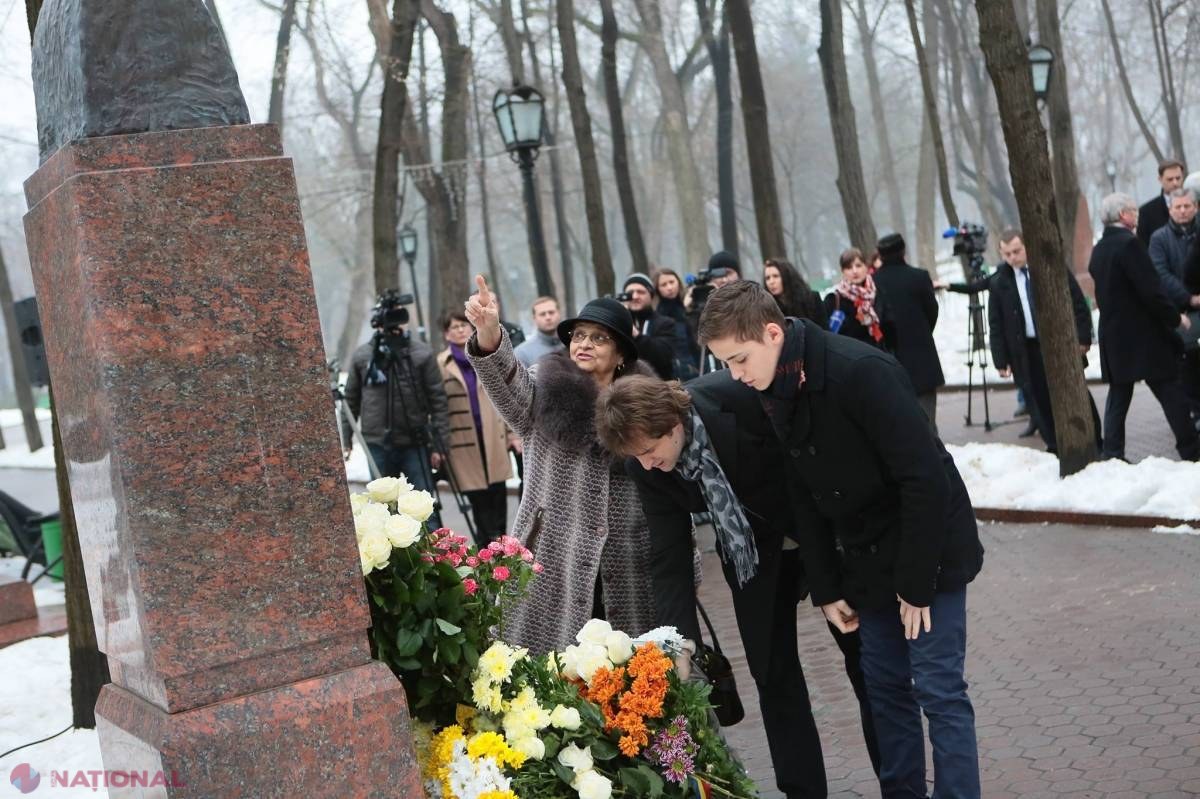 Reportaj FOTO // A nins cu flori peste bustul lui Grigore Vieru, în ziua în care ar fi împlinit 79 de ani