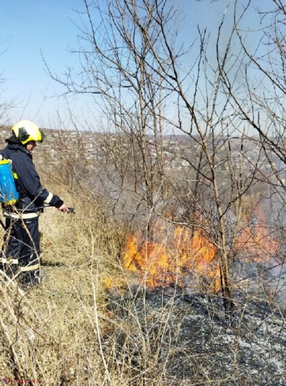 FOTO, VIDEO // Localități întregi din R. Moldova, amenințate de FLĂCĂRI: Zeci de mii de hectare au ARS în ultimele trei luni, distrugând totul în cale. Autoritățile anunță amenzi de până la 50 de mii de lei pentru cei care provoacă incendii