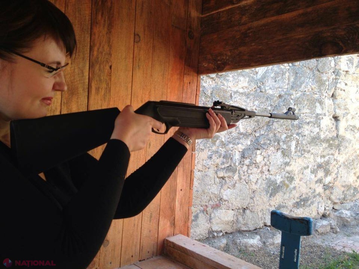 Nina Ștanski învață să împuște: „Gata pentru apărarea Transnistriei. Dușmanul nu va trece!”