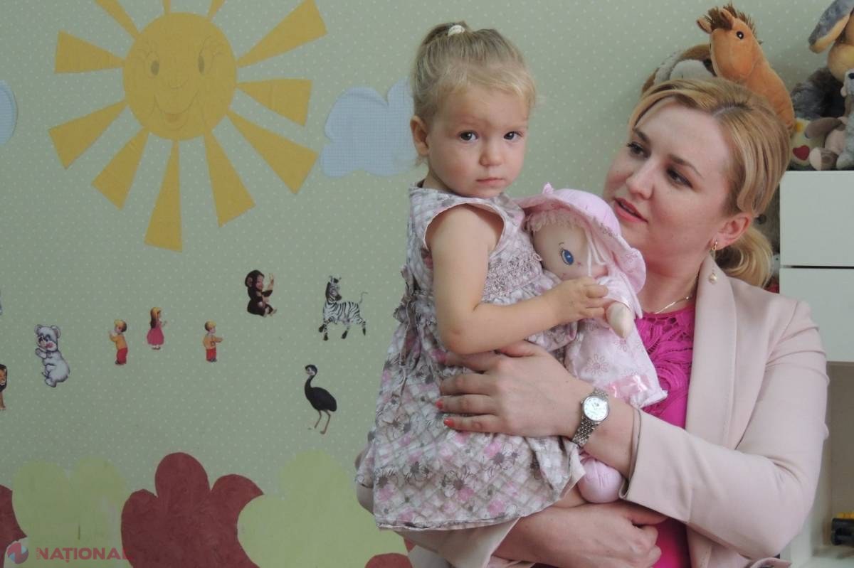 Fetița găsită în preajma pieței din centrul capitalei NU va fi înapoiată mamei care consumă alcool în exces: Va avea o familie nouă