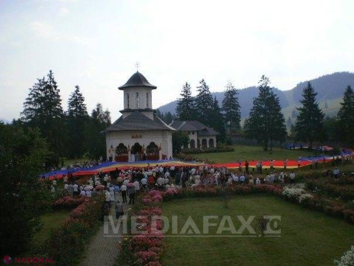 Tricolor URIAȘ de 150 de metri croit la Chişinău, sfinţit la o mănăstire din România