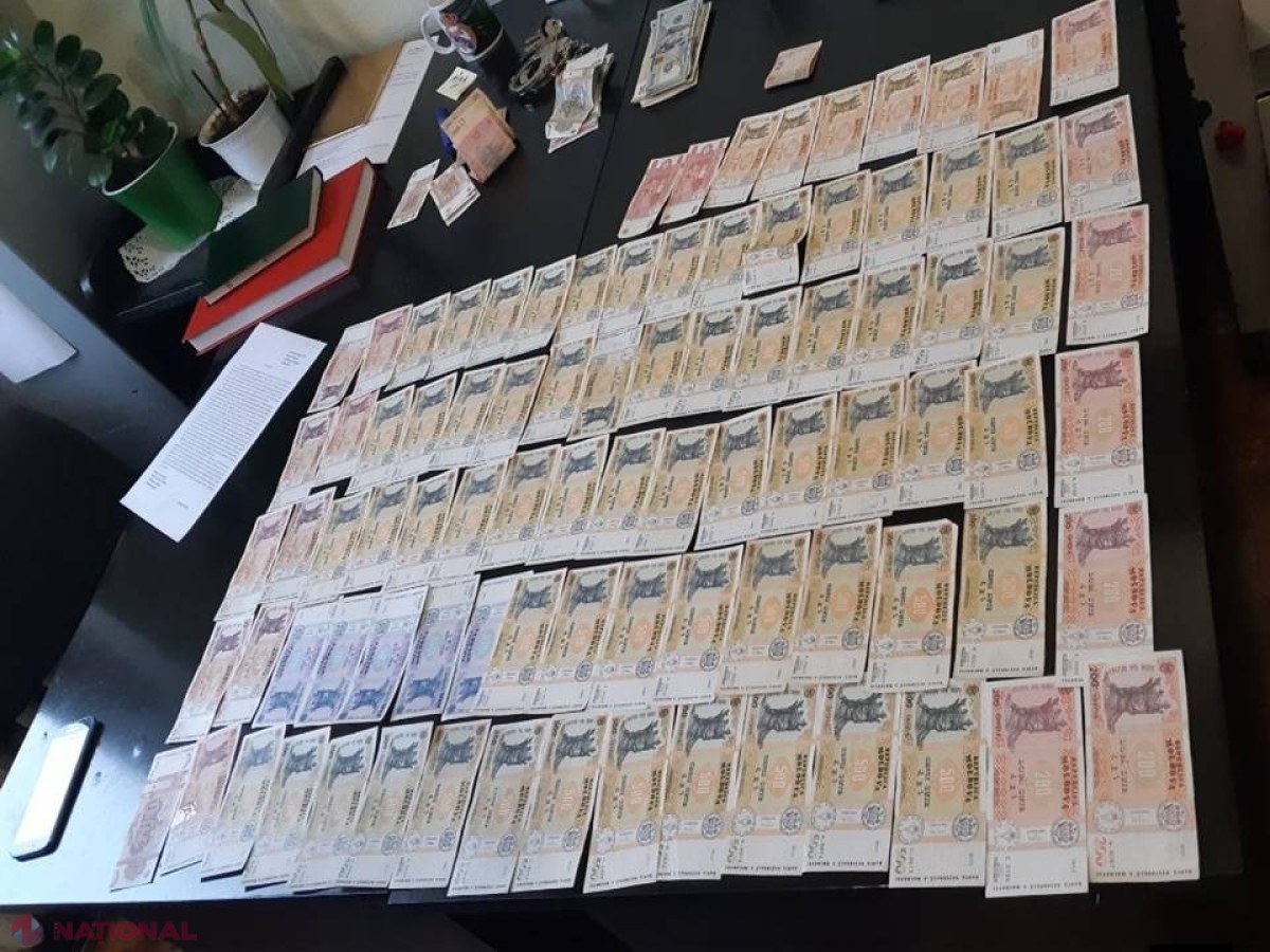 VIDEO // Trei hoți au furat din trei locuințe situate în Chișinău bani și bunuri de aproape jumătate de MILION de lei: Cum acționau infractorii 