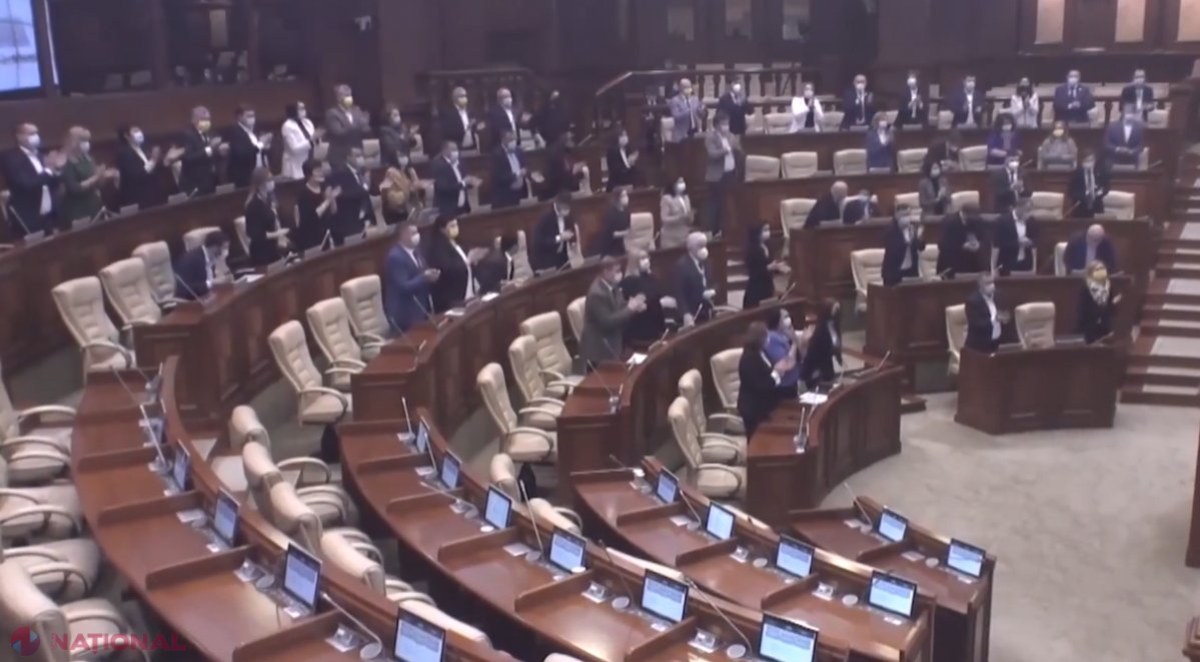 VIDEO // Moment EMOȚIONANT în plenul Parlamentului. Deputații au APLAUDAT în picioare poporul ROMÂN și Guvernul României, care tot timpul au fost alături de R. Moldova: „Este imposibil de evaluat AJUTORUL oferit de România”